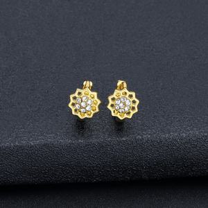 ต่างหูห่วงเล็กทรงดอกไม้ประดับเพชรซิร์คอนชุบทอง 24K คุณภาพดีสำหรับผู้หญิง ราคาขายส่ง JXX - Product Image 4
