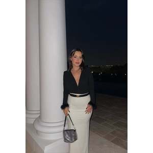 Body en satin noir avec manches à plumes, dentelle ajourée, imprimé sans couture, longueur genou - Décontracté, Soirée, Formel pour l'été et l'automne - Product Image 4