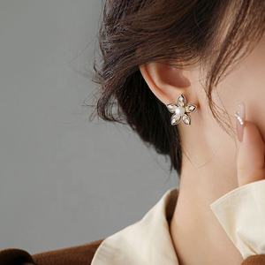 Boucles d'oreilles clous en argent de haute qualité, élégantes, avec incrustation de fleurs en zircon, accessoire de mode luxueux et polyvalent - Product Image 4