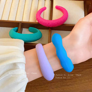 Bracelet mat géométrique en acrylique pour femmes forme irrégulière manchette de mode minimaliste empilable bonbon de bras élégant pour un usage quotidien - Product Image 1