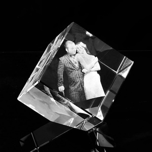 Cadre <span class=keywords><strong>photo</strong></span> cube en cristal de <span class=keywords><strong>verre</strong></span> <span class=keywords><strong>personnalisé</strong></span> avec gravure laser 3D personnalisée pour les amoureux et la famille, pour conserver les photos de manière permanente - Product Image 4
