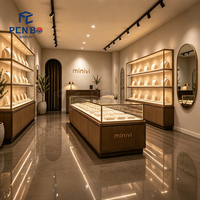 Vitrine de présentation de bijoux de luxe en bois foncé avec finition dorée, éclairée par LED, en verre trempé, pour boutique de bijoux et vente au détail