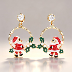 Orecchini a perno con perle sintetiche smaltate a forma di ghirlanda di Babbo Natale per donna, gioielli di moda natalizi - Product Image 2