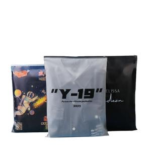 Ropa translúcida esmerilada de PE hecha a medida, bolsa con cremallera, pantalones cortos de verano, ropa interior, <span class=keywords><strong>calcetines</strong></span> con mango de sellado de válvula de cadena en relieve - Product Image 4