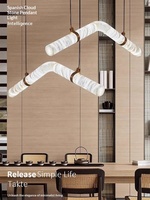 Luminaire suspendu néoclassique en marbre naturel espagnol de designer populaire, style italien luxueux pour salon et salle à manger.