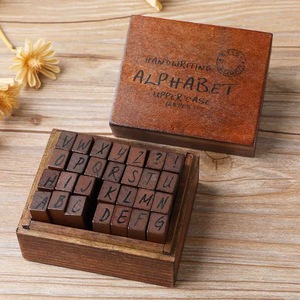 Set di 28 Timbri Autoinchiostranti in Legno con Lettere dell'Alfabeto, Giocattolo Multiuso per <span class=keywords><strong>Bambini</strong></span> in Scatola di Legno - Product Image 2