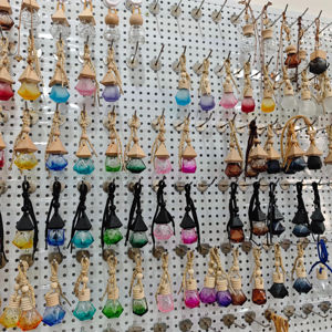 Vente directe d'usine de flacons de parfum de voiture de luxe de couleur, styles variés, prix de gros. Flacons vides - Product Image 1