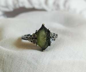 Bague moldavite hexagonale pierre précieuse tchèque brute en argent sterling cristal de guérison fait à la main bague de déclaration Boho pour elle - Product Image 6