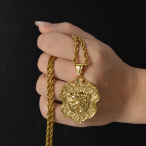 Colgante de Lujo con Cabeza de León Audaz y Escudo, Cadena de Cuerda Trenzada Personalizable, Acero Inoxidable 316L, Chapado en Oro de 18K, Unisex - Product Image 2