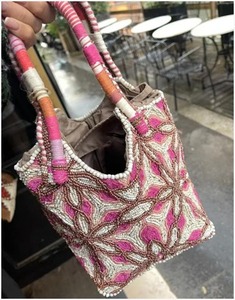 Sac à main élégant fait main perlé et brodé, très demandé, pour femme, disponible à la vente - Product Image 5