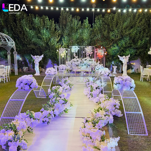 LEDA Suministros de Decoración para Bodas, Soporte de Flores Cuadrado de Metal con Malla Ondulada Blanca para Eventos - Product Image 1