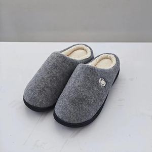 Les nouvelles pantoufles à bout rond pour hommes avec broderie de petits moutons vous gardent au chaud <span class=keywords><strong>en</strong></span> automne et <span class=keywords><strong>en</strong></span> hiver - Product Image 2