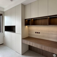 Ensemble de placards en bois minimalistes sur mesure avec table d'étude intégrée et unité de rangement pour villa et maison