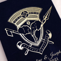 Kartu akrilik hitam mewah Modern RSVP undangan pernikahan Navy Blue Velvet sampul keras dengan cap panas bahan kertas Foil emas