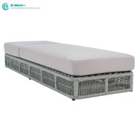 Chaise longue d'extérieur élégante avec structure en aluminium durable et corde tressée, design raffiné, idéale pour les villas, les complexes hôteliers et les espaces de loisirs