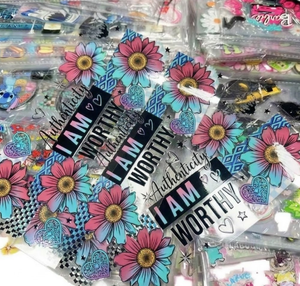 Vinilos UV Resistentes al Agua con Acabado Brillante para Tazas y Vasos, Calcomanías Termoadhesivas con Logotipo Personalizado, Listas para Enviar - Product Image 1