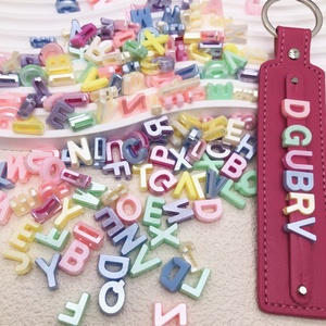 Cuentas de <span class=keywords><strong>Letras</strong></span> Inglesas de Color Perla Pastel con Orificio Lateral Plano para Correa de Cuero - Product Image 1