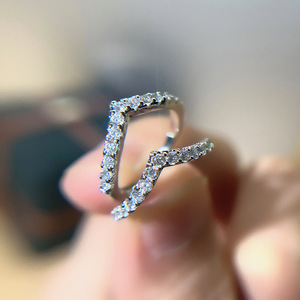Anello a fascia sottile a forma di V dal design minimalista per donna - Product Image 3