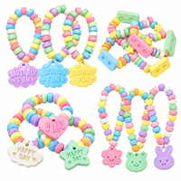 Vente en gros OEM de bonbons personnalisés multicolores en forme de collier et de bracelet, bonbons durs compressés saveur fruitée, étiquette personnalisée, en vrac pour fêtes