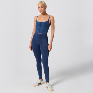 Top da yoga scollato a costine lungo in denim <span class=keywords><strong>con</strong></span> reggiseno integrato, <span class=keywords><strong>spalline</strong></span> <span class=keywords><strong>sottili</strong></span> regolabili e taglio sagomato per donna - Product Image 4