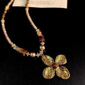 قلادة ذهبية عتيقة بتصميم زهرة من الفولاذ المقاوم للصدأ مع خرز زجاجي بني، قلادة بوهو رياضية للنساء للمناسبات الكاجوال والحفلات - Product Image 5