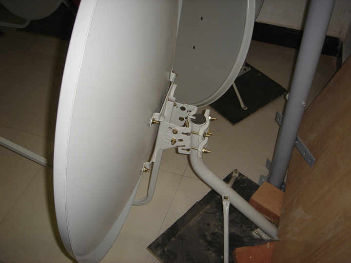 100cmの大きな衛星ディッシュアンテナ-オフセット-三角形のベースを  