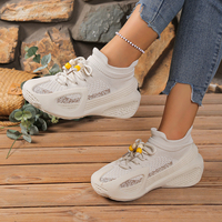 Chaussures décontractées pour femmes en maille beige, style baskets chaussettes, à lacets, avec perles décoratives, plateforme épaisse et respirantes
