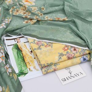 ผ้าคลุมไหล่พิมพ์ลายดิจิทัลแบบกลับด้านได้สำหรับผู้หญิง Shanaya สีเขียวเหลืองลายดอกไม้แบบดั้งเดิมทรงหลวมยาวคลุมถึงพื้น ผ้าสไตล์อินเดียปากีสถาน - Product Image 2
