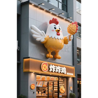 La decoración creativa del Popular restaurante de pollo frito: una enorme escultura modelo de pollo frito