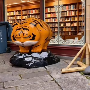 CS230 Commercial Interior Use Frp Large Bear Sculpture Resin Mall Ambience Cartoon Animal <b>Decorative</b> Statue with Heart Elements - Product Image 3