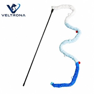 Baguette de chaton interactive avec pompon en chenille bleu dégradé et clochette, tige en plastique de 50 cm - Product Image 1