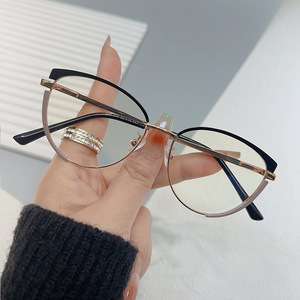2024 nouveau 95-<span class=keywords><strong>206</strong></span> mode oeil de chat lunettes rétro métal cadre <span class=keywords><strong>optique</strong></span> hommes et femmes Anti lumière bleue lunettes en gros - Product Image 4