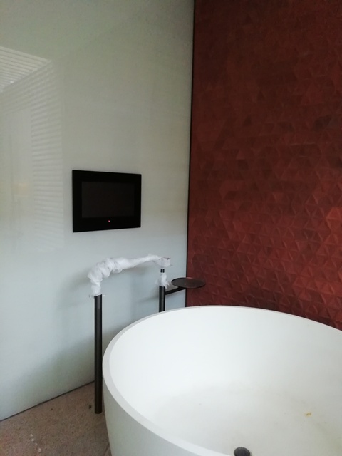 26 Inch Modern Rectangle Waterproof Bathroom Mirror TV Anti-Fog IP65 Android System for InterContinental Luxury Hotels