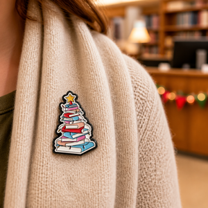 Spilla smaltata a tema natalizio con albero di Natale, libri impilati, stella gialla e luci a stringa, regalo di Natale per lettori, amanti dei libri e bibliotecari - Product Image 3