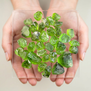 Magnifique pierre précieuse de péridot vert naturel, brute et facettée, de qualité supérieure, pour la création de bijoux - Product Image 2