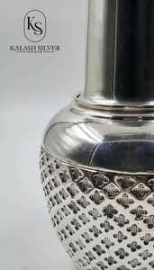 Jarrón Decorativo de Plata Hecho a Mano con Patrón Floral en Relieve, Decoración Premium para el Hogar por Kalash Silver House - Product Image 2