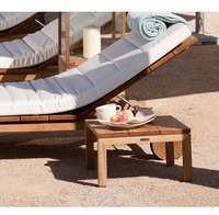 Chaise longue d'extérieur moderne en teck avec mousse à mémoire de forme pour le glamping et la plage