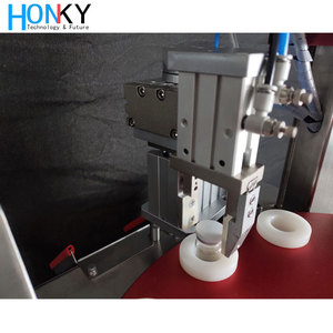 Настольная машина для наполнения и укупорки жидких флаконов с функцией обжима воздуха для упаковки масла в химическом применении - Product Image 4