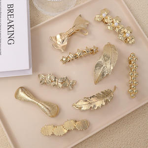 Pince à cheveux en métal de géométrie plaquée or de luxe pour femmes - Product Image 4