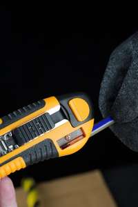 سكين متعدد الاستخدامات قابل للسحب ذاتي التحميل مع 6 شفرات 18 مم ومبراة أقلام - Product Image 3