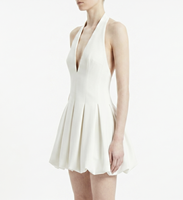 Robe mini élégante blanche à col halter, décolleté plongeant en V, sans manches, coupe trapèze, avec ourlet bouffant, idéale pour les cocktails et les fêtes nuptiales
