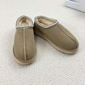 מגפי שלג קלאסיים לנשים עם לוגו OEM בהתאמה אישית, מגפי חורף חמים מבד כותנה, עור טבעי, סוליה עבה נגד החלקה, מגפי קרסול - Product Image 4