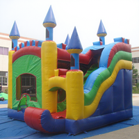 Château gonflable commercial blanc moderne pour mariage, avec toboggan, piscine à balles et aire de jeux souple, idéal pour les fêtes