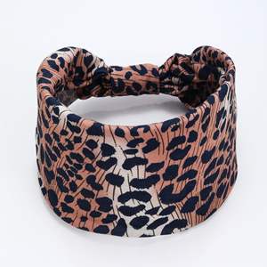 عصابة رأس رياضية للبنات على الطراز الأوروبي الأمريكي لربيع وصيف، بطبعة جلد الفهد، عريضة ومرنة وماصة للعرق - Product Image 6