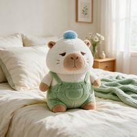 Peluche Capybara Mignonne avec Salopette Verte, Jouet en Peluche Personnalisé, Vente en Gros, Fabricant de Peluches Personnalisées, Cadeau pour Enfants