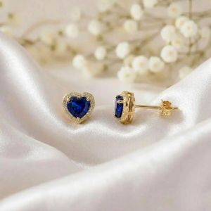 Boucles d'oreilles en forme de cœur en saphir bleu, boucles d'oreilles à clous en pierres précieuses, détail en or CZ, bijoux minimalistes, argent 925, cadeau pour son anniversaire - Product Image 4