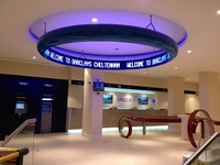 Écran LED incurvé intérieur KENSUN P2.5, mur vidéo LED flexible, affichage publicitaire numérique en forme d'arc personnalisé
