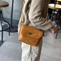 Tas Selempang Kulit Asli Logo Kustom, Tas Messenger Kulit Sapi Vintage dengan Tutup Lipat dan Tali Pengikat yang Dapat Disesuaikan untuk Perjalanan Sehari-hari Wanita