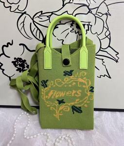 Funda de Teléfono Tejida al por Mayor con Dibujos Animados de Animales y Mensaje de la Suerte - Product Image 4