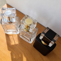 Vente en gros de flacons de parfum en verre de luxe personnalisés de 30 ml et 50 ml, rechargeables, vides, avec vaporisateur à vis, atomiseur carré pour parfum